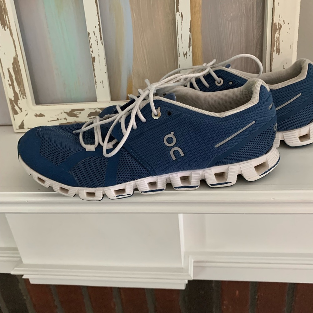 On Cloud Running Cloud Women’s Trainer size 9 navy blue